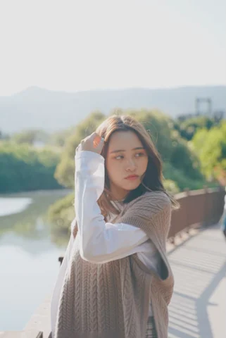 上方天空與遠山留白，人物望向側面，手勢自然